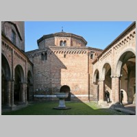 Bologna, Santo Stefano, photo Carlo Pelagalli, Wikipedia.png